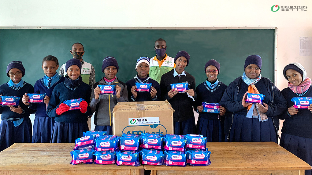 생리대를 들고 있는 아이들.jpg