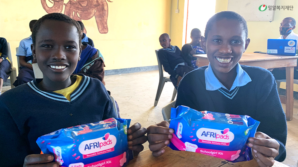 생리대를 들고 웃는 모습.jpg