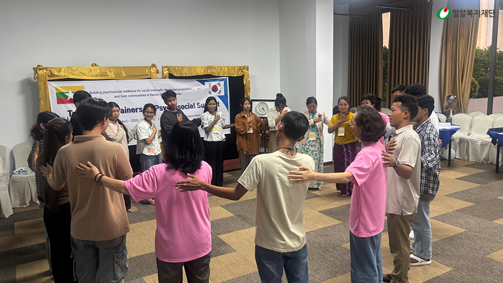 8.전달교육 강의 시연 후 서로를 독려하는 참여자들.jpg